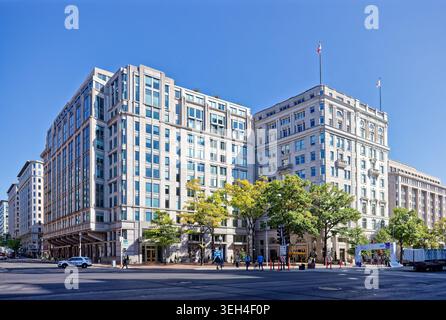 1111 Pennsylvania Avenue NW (1968, Drefuss), con Evening Star Building (1898, Marsh & Peter, ristrutturato nel 1989 SOM) al numero 1101, sulla destra. Foto Stock