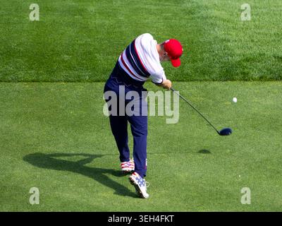 FARMINGDALE, NY - SETTEMBRE 28: Justin Thomas del Team USA si mette a segno nella buca n. 1 durante la Ryder Cup - partite singole al Bethpage Black Golf Course il 28 settembre 2025 a Farmingdale, NY. Foto Stock