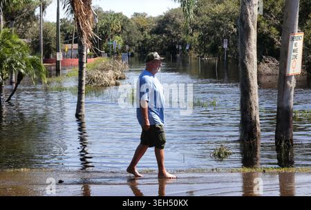 Un residente cammina nel suo quartiere allagato sulla Mullet Lake Park Road a Geneva, Florida, lunedì 14 ottobre 2024. Il fiume St. Johns alimenta il lago e si prevede che questa settimana cresca 10 piedi sopra la norma a causa delle inondazioni generate dall'uragano Milton. (Foto di Joe Burbank/Orlando Sentinel/TNS/Sipa USA) Foto Stock