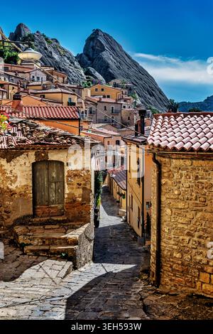 Vicolo a Castelmezzano con vetta, Basilicata, Italia. Foto Stock