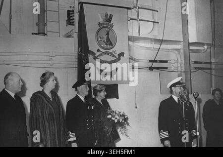Australia Aircraft Carrier rinominato - Capitano G. O. Gatacre, Capitano del 'Melbourne' che parla durante la cerimonia. A sinistra - maggiore generale C.A. Dunphie: Lady Weeks: Ammiraglio Sir Charles Lambe, il secondo Signore del Mare: E Lady White. La flotta leggera Carrier 'Majestic' in costruzione presso i cantieri Vickers-Armstrong di Barrow-in-Furness, fu ribattezzata H. M. Australian Ship 'Melbourne' in una cerimonia effettuata da Lady White, moglie di Sir Thomas White, l'alto commissariato. H.M.A.S. 'Melbourne' dovrebbe partire per l'Australia nel mese di marzo 1956. 11 novembre 1955. Foto Stock