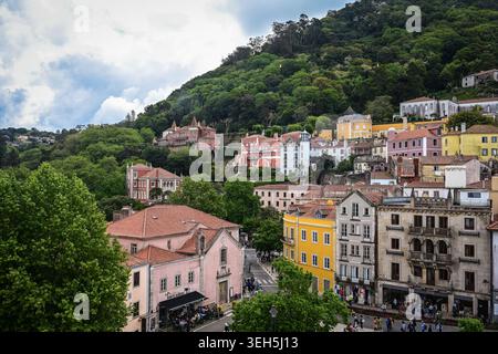 Una vibrante vista panoramica di Sintra caratterizzata da colorati edifici storici annidati tra lussureggianti colline verdi. Foto Stock