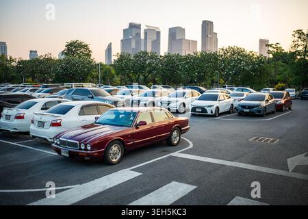 Auto di lusso Jaguar XJ modello X300 o X308 parcheggiata all'aperto nel Benchakithi Park. Foto Stock