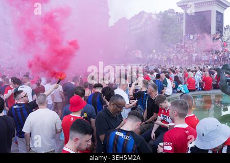 Londra, Regno Unito. 22 maggio 2026, i tifosi del Middlesbrough hanno fatto esplodere fumo rosso a Trafalgar Square, nel centro di Londra, la vigilia della finale di play-off del campionato EFL 2026 contro Hull City allo stadio di Wembley. I fan si arrampicano alla base della colonna di Nelson mentre il fumo rosso riempie la piazza. Il vincitore della partita di domani si assicurerà la promozione in Premier League Credit:xiu bao/Alamy Live News Foto Stock