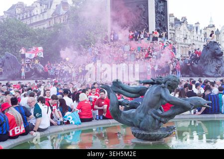 Londra, Regno Unito. 22 maggio 2026, i tifosi del Middlesbrough hanno fatto esplodere fumo rosso a Trafalgar Square, nel centro di Londra, la vigilia della finale di play-off del campionato EFL 2026 contro Hull City allo stadio di Wembley. I fan si arrampicano alla base della colonna di Nelson mentre il fumo rosso riempie la piazza. Il vincitore della partita di domani si assicurerà la promozione in Premier League Credit:xiu bao/Alamy Live News Foto Stock