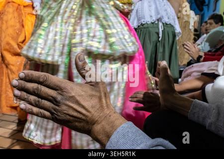 San Paolo, Brasile, 19 agosto 2023: Primo piano delle mani di una persona non identificata che batte a ritmo durante una tradizionale cerimonia di Candomble. Il ri Foto Stock
