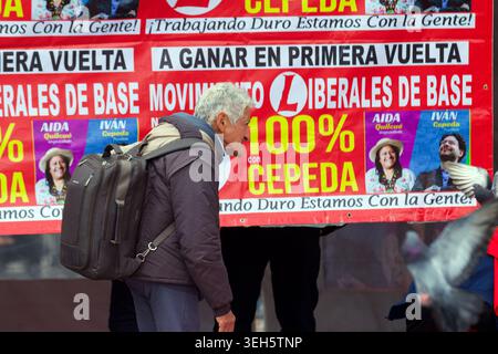 Bogotà, Cundinamarca, COLOMBIA. 22 maggio 2026. La propaganda politica ricopre la piazza Plaza de Bolivar, in vista delle elezioni presidenziali del primo turno del maggio 31. L'evento conclusivo del candidato di sinistra IVAN CEPEDA ha attirato migliaia di elettori, riflettendo l'intensa mobilitazione civica e lo slancio politico che affligge il paese negli ultimi giorni prima della votazione. (Credit Image: © Zoraida Diaz/ZUMA Press Wire) SOLO PER USO EDITORIALE! Non per USO commerciale! Foto Stock