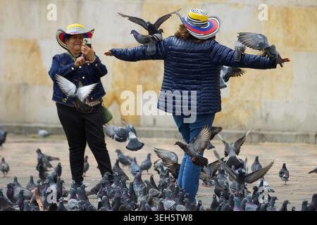 Bogotà, Cundinamarca, COLOMBIA. 22 maggio 2026. I tifosi pieni di energia riempiono la piazza Plaza de Bolivar di BogotÃ¡ per la manifestazione finale della campagna elettorale del candidato DI sinistra IVAN CEPEDA in vista del primo turno delle elezioni presidenziali del 31 maggio. L'evento conclusivo ha attirato migliaia di elettori, riflettendo l'intensa mobilitazione civica e lo slancio politico che affligge il paese negli ultimi giorni prima della votazione. (Credit Image: © Zoraida Diaz/ZUMA Press Wire) SOLO PER USO EDITORIALE! Non per USO commerciale! Foto Stock