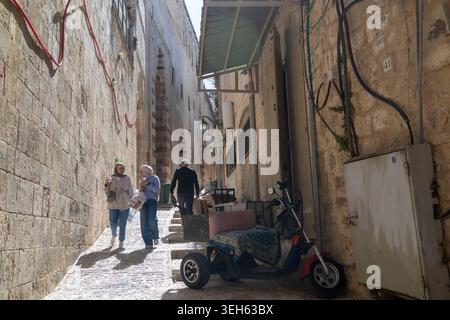 Gerusalemme, Israele, 20 maggio 2026, due giovani donne che indossano abiti moderni e velo scendono lungo una ripida e stretta scala di pietra nel vicolo OL Foto Stock
