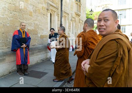 Oxford, Regno Unito. 22 maggio 2026. Dimostrando la diversità dell'apporto studentesco dell'Università di Oxford, un gruppo di monaci buddisti di Wimbledon, rivestiti di zafferano, scatta fotografie del loro collega nel suo abito di laurea in Radcliffe Square. Crediti: Anna Watson/Alamy Live News Foto Stock