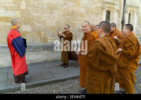 Oxford, Regno Unito. 22 maggio 2026. Dimostrando la diversità dell'apporto studentesco dell'Università di Oxford, un gruppo di monaci buddisti di Wimbledon, rivestiti di zafferano, scatta fotografie del loro collega nel suo abito di laurea in Radcliffe Square. Crediti: Anna Watson/Alamy Live News Foto Stock