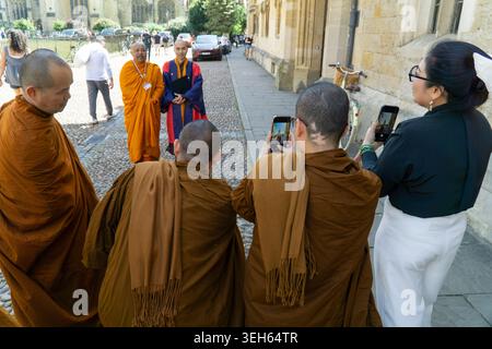 Oxford, Regno Unito. 22 maggio 2026. Dimostrando la diversità dell'apporto studentesco dell'Università di Oxford, un gruppo di monaci buddisti di Wimbledon, rivestiti di zafferano, scatta fotografie del loro collega nel suo abito di laurea in Radcliffe Square. Crediti: Anna Watson/Alamy Live News Foto Stock