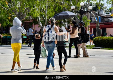 CIEGO DE AVILA, CUBA - 28 APRILE 2026: Persone che camminano attraverso il Parco Jose Marti. Foto Stock