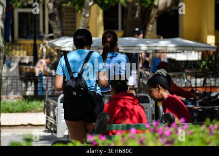 CIEGO DE AVILA, CUBA - 29 APRILE 2026: Le persone conversano nel Parco Jose Marti. Foto Stock