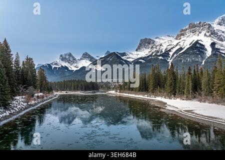 Vista alpina in inverno vicino a Canmore, Alberta, Canada. Foto Stock