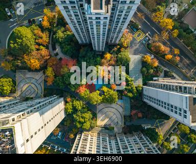 Una densa area residenziale urbana dall'alto, caratterizzata da alti condomini Foto Stock