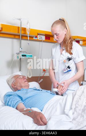 Infermiere che controlla il paziente. Foto Stock