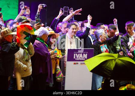 Bogotà, Cundinamarca, COLOMBIA. 22 maggio 2026. Il senatore di sinistra e candidato presidenziale IVAN CEPEDA e il suo compagno di corsa AIDA QUILCUE (alla sua destra) sono applauditi da migliaia di persone che si sono presentate per la sua ultima manifestazione elettorale in piazza Plaza de Bolivar, in vista delle elezioni del primo turno del maggio 31. La massiccia affluenza sottolinea l’intensa mobilitazione politica e l’alta posta in gioco che afferra il paese mentre gli elettori decidono tra la continuità politica e il passaggio a destra. (Credit Image: © Zoraida Diaz/ZUMA Press Wire) SOLO PER USO EDITORIALE! Non per USO commerciale! Foto Stock
