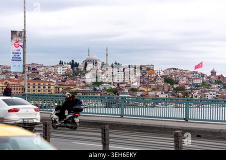 Istanbul, Turkiye - 21 maggio 2026: Il ponte Unkapani che collega due lati del Corno d'Oro a Istanbul, Turkiye Foto Stock