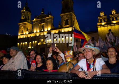 Bogotà, Cundinamarca, COLOMBIA. 22 maggio 2026. I sostenitori mettono in piazza Plaza de BolÃ-var di BogotÃ¡di fronte alla Cattedrale primaria per la manifestazione finale della campagna elettorale del senatore di sinistra e leader presidenziale IVAN CEPEDA, in vista delle elezioni del maggio 31. La massiccia affluenza sottolinea l'alta posta in gioco di un voto che definisce un netto divario tra sinistra e destra, mentre i colombiani scelgono tra la continuità politica e un cambiamento conservatore. (Credit Image: © Zoraida Diaz/ZUMA Press Wire) SOLO PER USO EDITORIALE! Non per USO commerciale! Foto Stock