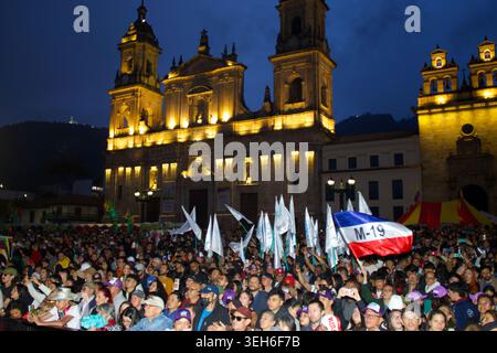 Bogotà, Cundinamarca, COLOMBIA. 22 maggio 2026. I sostenitori riempiono la Plaza de BolÃ-var per la manifestazione finale della campagna elettorale del senatore di sinistra e candidato presidenziale IVAN CEPEDA in vista delle elezioni del primo turno del maggio 31. La massiccia affluenza sottolinea l’intensa mobilitazione politica e l’alta posta in gioco che afferra il paese mentre gli elettori decidono tra la continuità politica e il passaggio a destra. (Credit Image: © Zoraida Diaz/ZUMA Press Wire) SOLO PER USO EDITORIALE! Non per USO commerciale! Foto Stock