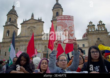 Bogotà, Cundinamarca, COLOMBIA. 22 maggio 2026. I sostenitori mettono in piazza Plaza de BolÃ-var di BogotÃ¡di fronte alla Cattedrale primaria per la manifestazione finale della campagna elettorale del senatore di sinistra e leader presidenziale IVAN CEPEDA, in vista delle elezioni del maggio 31. La massiccia affluenza sottolinea l'alta posta in gioco di un voto che definisce un netto divario tra sinistra e destra, mentre i colombiani scelgono tra la continuità politica e un cambiamento conservatore. (Credit Image: © Zoraida Diaz/ZUMA Press Wire) SOLO PER USO EDITORIALE! Non per USO commerciale! Foto Stock