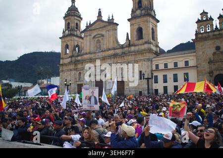 Bogotà, Cundinamarca, COLOMBIA. 22 maggio 2026. I sostenitori mettono in piazza Plaza de BolÃ-var di BogotÃ¡di fronte alla Cattedrale primaria per la manifestazione finale della campagna elettorale del senatore di sinistra e leader presidenziale IVAN CEPEDA, in vista delle elezioni del maggio 31. La massiccia affluenza sottolinea l'alta posta in gioco di un voto che definisce un netto divario tra sinistra e destra, mentre i colombiani scelgono tra la continuità politica e un cambiamento conservatore. (Credit Image: © Zoraida Diaz/ZUMA Press Wire) SOLO PER USO EDITORIALE! Non per USO commerciale! Foto Stock