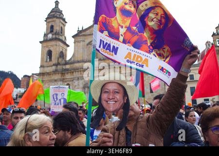Bogotà, Cundinamarca, COLOMBIA. 22 maggio 2026. Un sostenitore tiene una foto del candidato alla vicepresidenza del partito di governo della Colombia AIDA QUILCUE di fronte alla Cattedrale primaria per la campagna finale del senatore di sinistra e leader presidenziale IVAN CEPEDA, in vista delle elezioni del maggio 31. La massiccia affluenza sottolinea l'alta posta in gioco di un voto che definisce un netto divario tra sinistra e destra, mentre i colombiani scelgono tra la continuità politica e un cambiamento conservatore. (Credit Image: © Zoraida Diaz/ZUMA Press Wire) SOLO PER USO EDITORIALE! Non per USO commerciale! Foto Stock