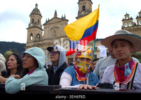 Bogotà, Cundinamarca, COLOMBIA. 22 maggio 2026. I sostenitori riempiono la Plaza de BolÃ-var per la manifestazione finale della campagna elettorale del senatore di sinistra e candidato presidenziale IVAN CEPEDA in vista delle elezioni del primo turno del maggio 31. La massiccia affluenza sottolinea l’intensa mobilitazione politica e l’alta posta in gioco che afferra il paese mentre gli elettori decidono tra la continuità politica e il passaggio a destra. (Credit Image: © Zoraida Diaz/ZUMA Press Wire) SOLO PER USO EDITORIALE! Non per USO commerciale! Foto Stock