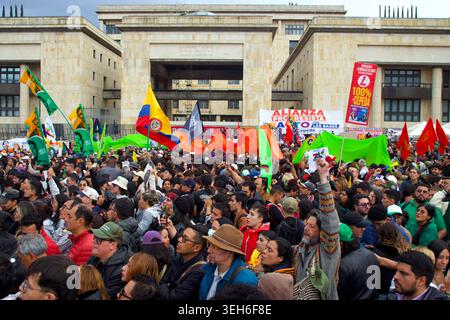Bogotà, Cundinamarca, COLOMBIA. 22 maggio 2026. I tifosi pieni di energia riempiono la piazza Plaza de Bolivar a BogotÃ¡ di fronte al Palazzo di giustizia, per la manifestazione finale della campagna elettorale del candidato DI sinistra IVAN CEPEDA in vista del primo turno delle elezioni presidenziali del 31 maggio. L'evento conclusivo ha attirato migliaia di elettori, riflettendo l'intensa mobilitazione civica e lo slancio politico che affligge il paese negli ultimi giorni prima della votazione. (Credit Image: © Zoraida Diaz/ZUMA Press Wire) SOLO PER USO EDITORIALE! Non per USO commerciale! Foto Stock