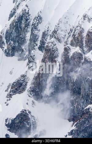 Dettaglio delle aspre montagne dell'isola di Danco, sulla penisola Antartica, ricoperte di neve. Foto Stock