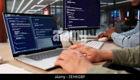 Due ingegneri software che collaborano al progetto Secure Data Coding. Foto Stock