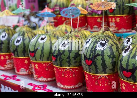 Anguria decorativa con volti in cartone esposto al colorato Street Market Stall Foto Stock