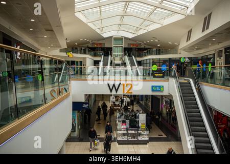 LONDRA - 1 APRILE 2026: SHEPHERDS BUSH GREEN W12 - W12 Shopping Centre Interior West12 Atrium Foto Stock