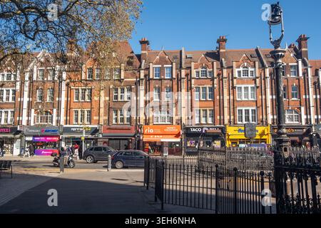 LONDRA - 7 APRILE 2026: PASTORI VERDI, negozi di lusso e bordo verde con ringhiere Foto Stock