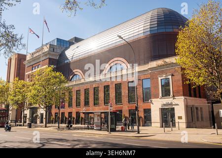 LONDRA - 7 APRILE 2026: PASTORI VERDI, hotel DI lusso Dorsett, edificio moderno con bandiere Foto Stock