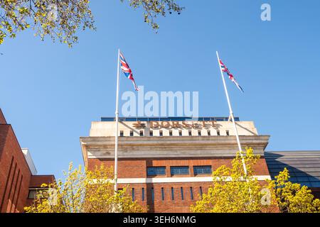 LONDRA - 7 APRILE 2026: PASTORI BUSH GREEN – Dorsett hotel bandiere britanniche sul tetto Foto Stock