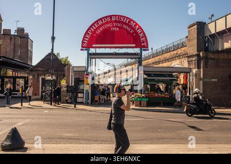 LONDRA - 7 APRILE 2026: SHEPHERDS BUSH MARKET, simbolo storico del mercato dal 1914 con bancarelle Foto Stock