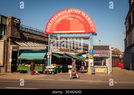 LONDRA - 7 APRILE 2026: SHEPHERDS BUSH MARKET, simbolo storico del mercato dal 1914 con bancarelle Foto Stock