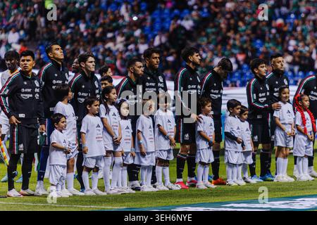 I calciatori messicani si schierano sul campo con i bambini delle mascotte prima dell'amichevole internazionale contro il Ghana. Foto Stock