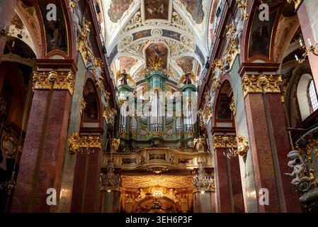 Il magnifico organo a canne e gli interni barocchi ornati della basilica di Jasna Gora a Czestochowa, Polonia, ricchi di dettagli dorati. Foto Stock