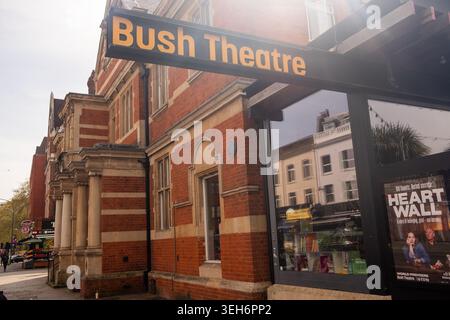 LONDRA - 9 APRILE 2026: SHEPHERDS BUSH - Bush Theatre esterno con poster Heart Wall Foto Stock
