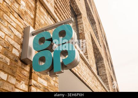 LONDRA - 9 APRILE 2026: UXBRIDGE ROAD SHEPHERDS BUSH - cartello supermercato Co-op Foto Stock