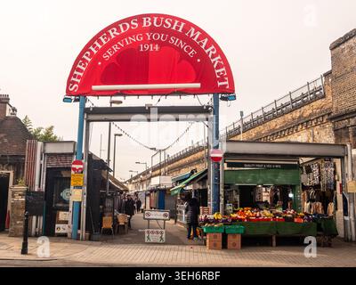 LONDRA - 10 APRILE 2026: UXBRIDGE ROAD SHEPHERDS BUSH - SHEPHERDS Bush Market storico ingresso Arch 1914 Foto Stock