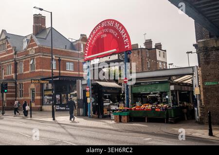 LONDRA - 10 APRILE 2026: UXBRIDGE ROAD SHEPHERDS BUSH - SHEPHERDS Bush Market storico ingresso Arch 1914 Foto Stock