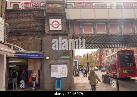 LONDRA - 10 APRILE 2026: UXBRIDGE ROAD SHEPHERDS BUSH - SHEPHERDS Bush Market Station ingresso Hammersmith and City line Foto Stock