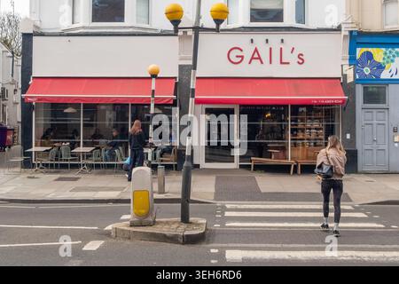LONDRA - 10 APRILE 2026: ASKEW ROAD W12 - panetteria Gail con tende rosse e posti a sedere all'aperto Foto Stock