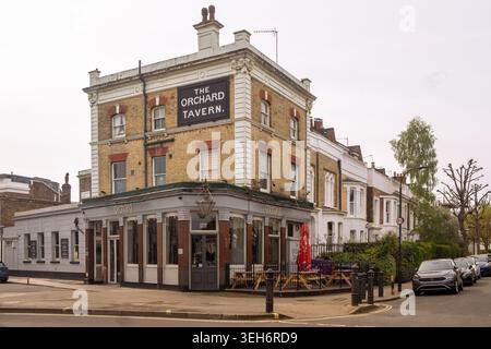 LONDRA - 10 APRILE 2026: ASKEW ROAD W12 - The Orchard Tavern, angolo pub tradizionale Foto Stock
