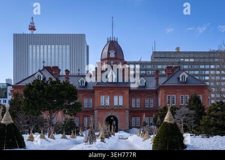 L'ex edificio storico degli uffici governativi di Hokkaido, conosciuto come Akarenga, coperto di neve durante l'inverno a Sapporo, in Giappone Foto Stock