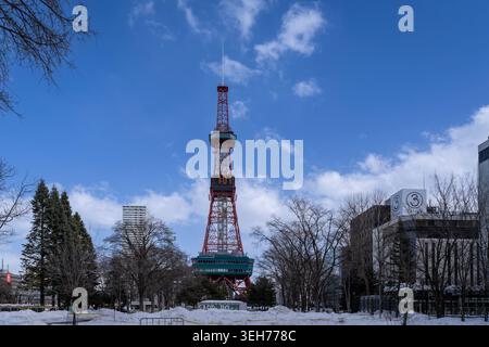 Torre della televisione di Sapporo e Parco odori coperti di neve durante l'inverno, punto di riferimento del paesaggio urbano a Sapporo, Hokkaido, Giappone Foto Stock